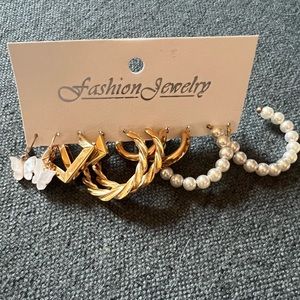 Brand new earring set.